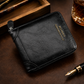 Portefeuille court triptyque zippé style vintage pour homme. Fermeture zippée sécurisée, rangement multi-sections pour cartes, billets et pièces. Idéal comme cadeau.