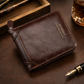 Portefeuille court triptyque zippé style vintage pour homme. Fermeture zippée sécurisée, rangement multi-sections pour cartes, billets et pièces. Idéal comme cadeau.