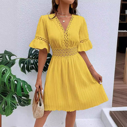 👗 PROMO LIMITÉE -50% ! ✨ Chic V-Neck Dress with Lace Cutout Details – Pleated Skirt, Flutter Sleeves, Breathable Fabric, 5 Colors, Sizes S-XL 🌸